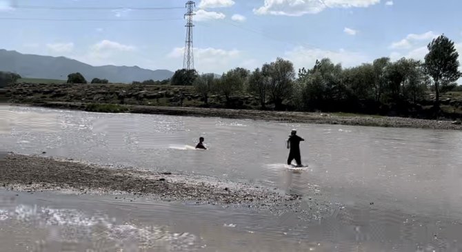 Murat Nehri’nde Mahsur Kalan Çocuğun Yardımına Vatandaş Yetişti