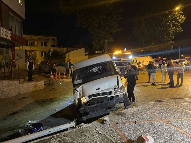 Bursa’da 5 Aracın Karıştığı Zincirleme Kazada 4 Kişi Yaralandı