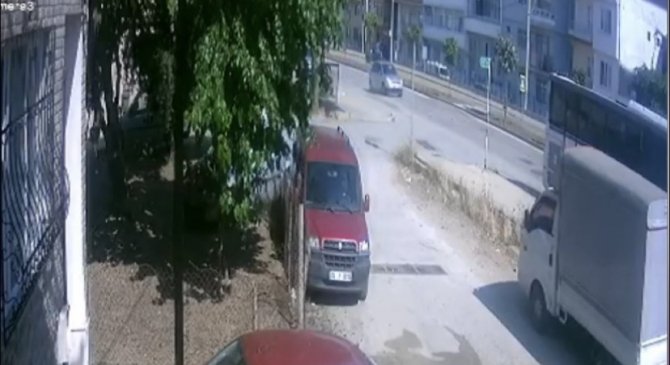 Bursa’da Kontrolden Çıkan Otomobil Bahçeye Uçtu