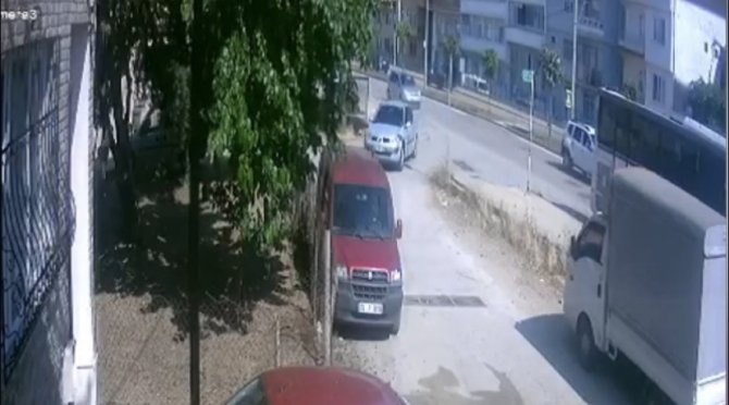 Bursa’da Kontrolden Çıkan Otomobil Bahçeye Uçtu