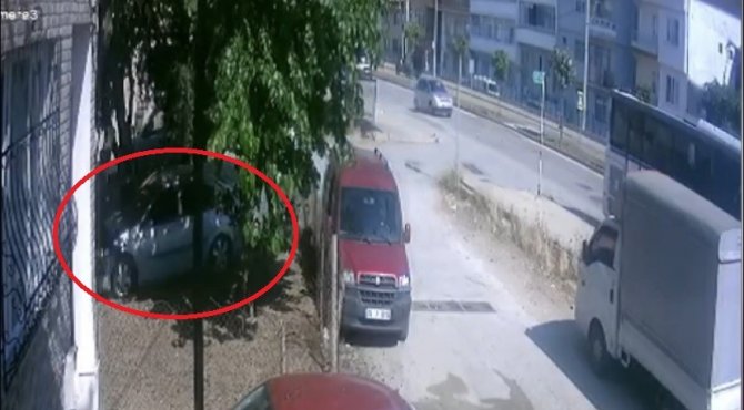 Bursa’da Kontrolden Çıkan Otomobil Bahçeye Uçtu