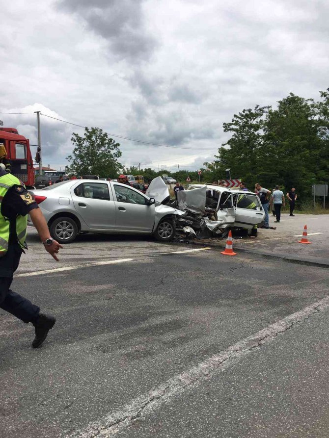3 Otomobil Çarpıştı, Sıkışan Yaralıları İtfaiye Ekipleri Çıkardı