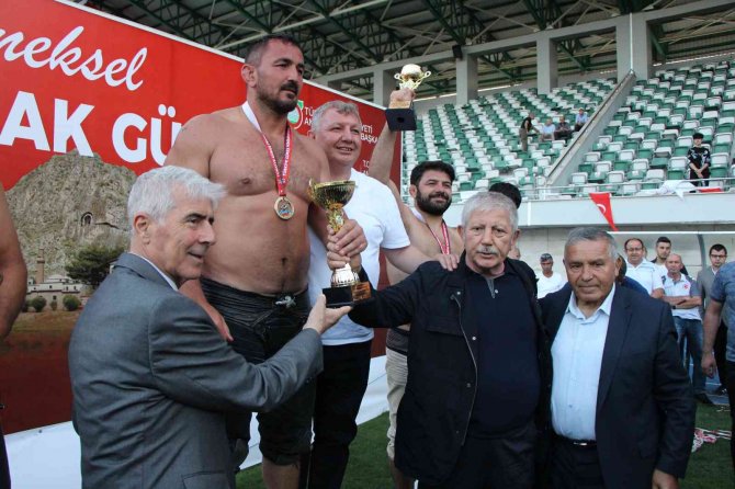 Amasya Karakucak Güreşleri’nde Başpehlivan Fatih Kambur Oldu