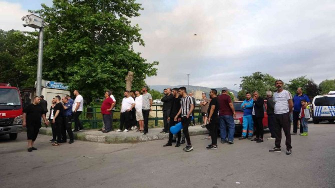 Yüzlerce Yıllık Tarihi Bina Böyle Yandı : Mahalleli Film İzler Gibi İzledi