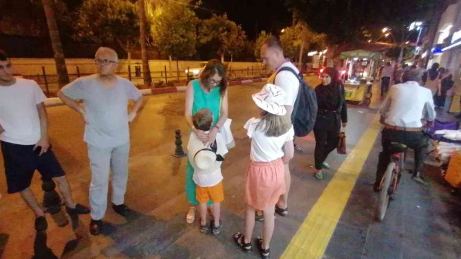 Polis Elinden Tuttuğu Kayıp Rus Çocukla Manavgat Caddelerinde Ailesini Aradı