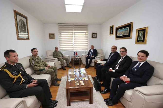 Dışişleri Bakanı Çavuşoğlu, Kosova Türk Temsil Heyeti Başkanlığını Ziyaret Etti
