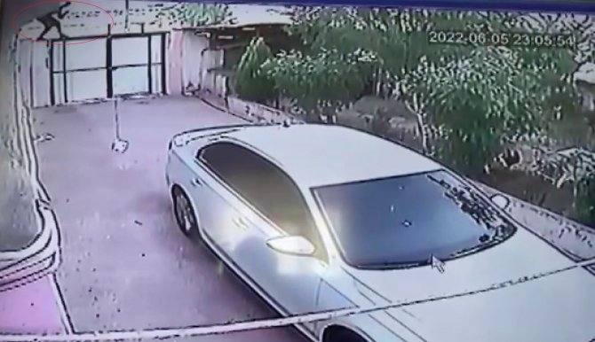 Ev Ahalisi Uykuda, Hırsız İş Başında