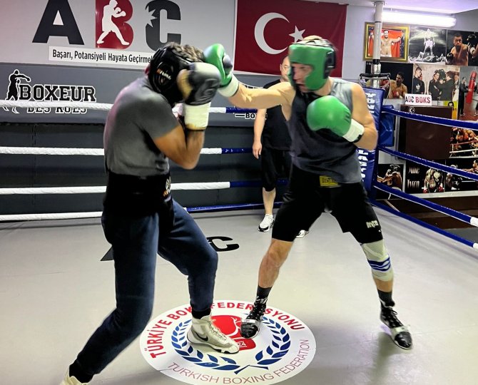 Şampiyon Boksör Michalkin, Dev Maça Antalya’da Hazırlanıyor