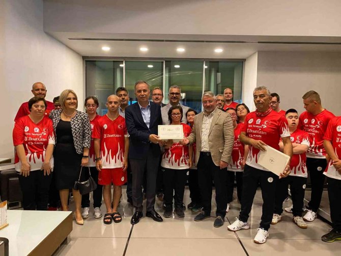 Milli Takım Sporcularından Milletvekili Ceylan’a Madalya Sözü