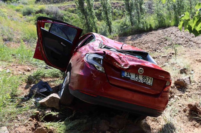 Oltu’da Otomobil Şarampole Yuvarlandı: 2 Ölü, 3 Ağır Yaralı
