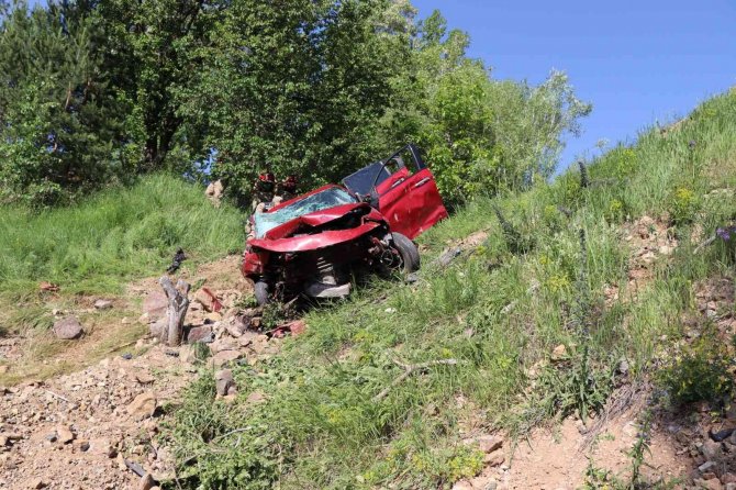 Oltu’da Otomobil Şarampole Yuvarlandı: 2 Ölü, 3 Ağır Yaralı