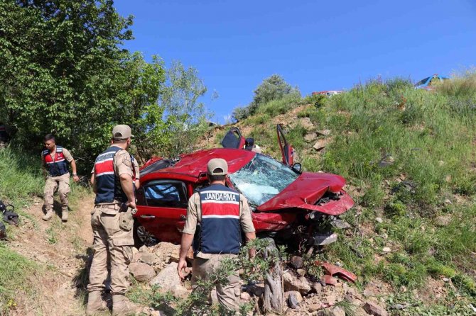 Oltu’da Otomobil Şarampole Yuvarlandı: 2 Ölü, 3 Ağır Yaralı