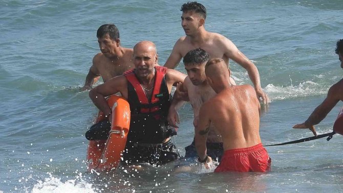 Uyarıları Dinlemediler Boğulma Tehlikesi Geçirdiler