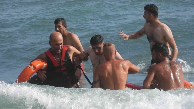 Uyarıları Dinlemediler Boğulma Tehlikesi Geçirdiler