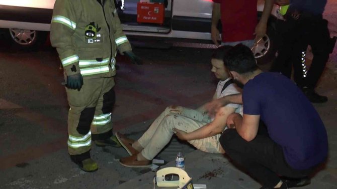Kadıköy’de Otomobil Otobüs Durağına Daldı: 1’i Ağır 5 Yaralı