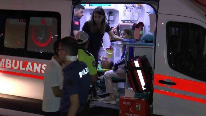 Kadıköy’de Otomobil Otobüs Durağına Daldı: 1’i Ağır 5 Yaralı