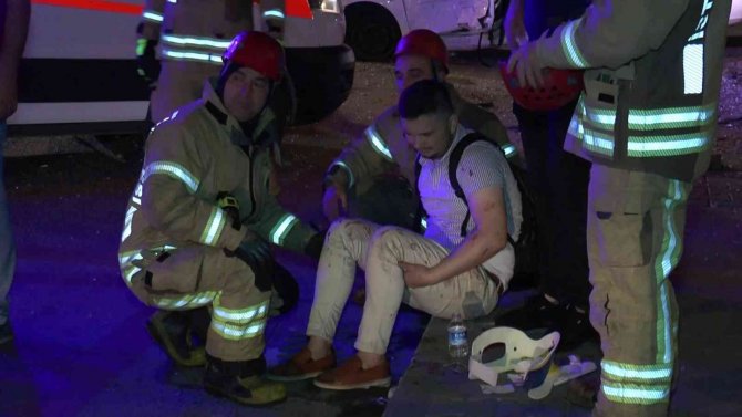 Kadıköy’de Otomobil Otobüs Durağına Daldı: 1’i Ağır 5 Yaralı
