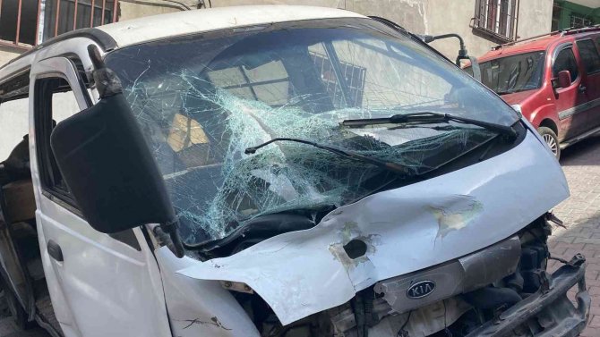İ̇stanbul’da Korku Dolu Anlar Kamerada: Kontrolden Çıkan Araç Ortalığı Adeta Savaş Alanına Çevirdi