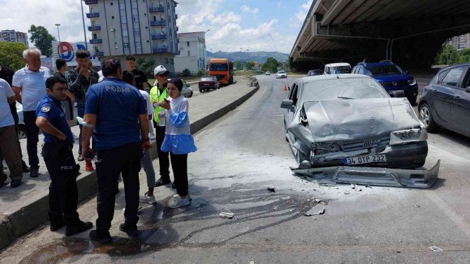 Otomobil Kırmızı Işıkta Bekleyen Araca Çarptı: 1 Yaralı