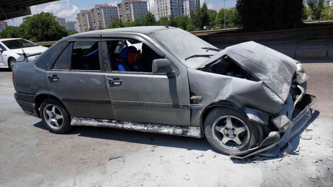 Otomobil Kırmızı Işıkta Bekleyen Araca Çarptı: 1 Yaralı