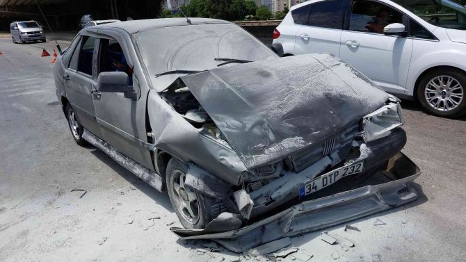 Otomobil Kırmızı Işıkta Bekleyen Araca Çarptı: 1 Yaralı