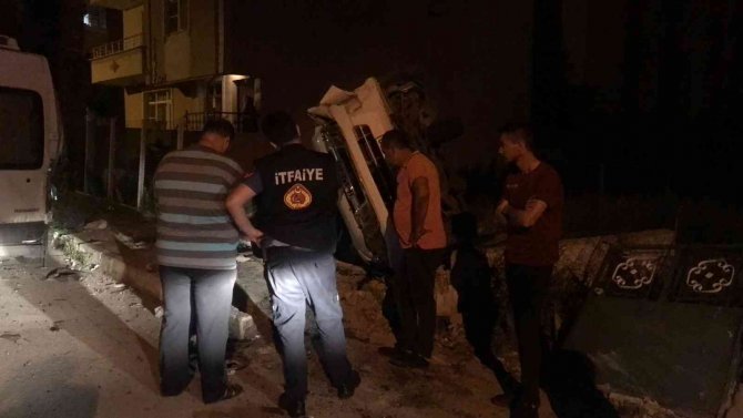 Önce Kaza Yaptı Sonra Yardıma Gelen Polise Yumruk Attı