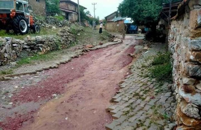 Aslanapa’da Sağanak Yağış Sonrası Oluşan Sel Ve Dolu, Ekili Alanlarda Zarara Yol Açtı