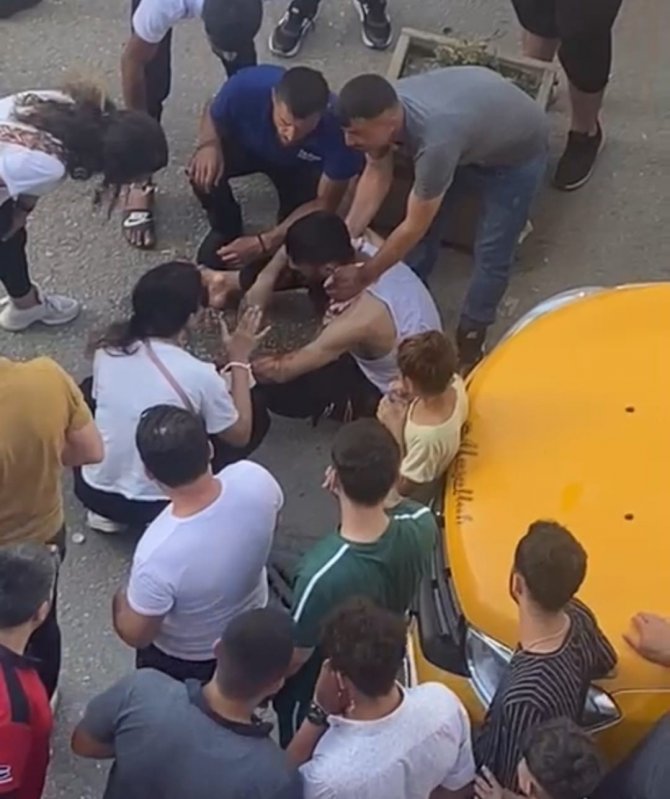 Sokak Ortasında Boğazından Bıçaklanan Genç Ağır Yaralandı