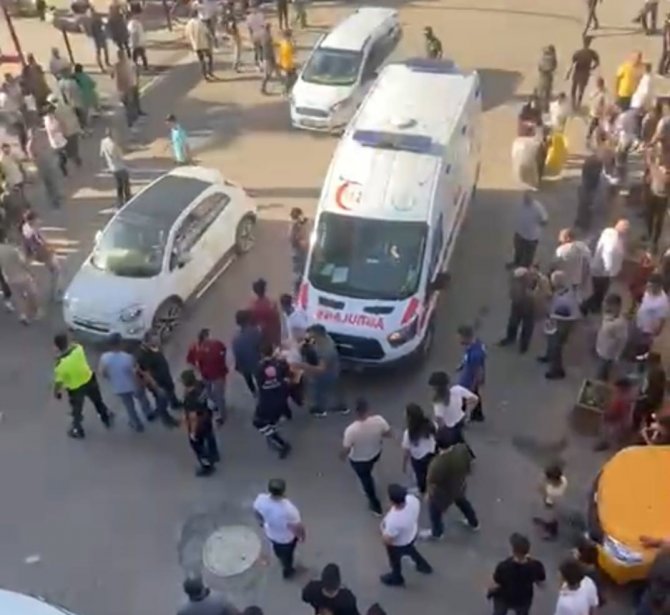 Sokak Ortasında Boğazından Bıçaklanan Genç Ağır Yaralandı