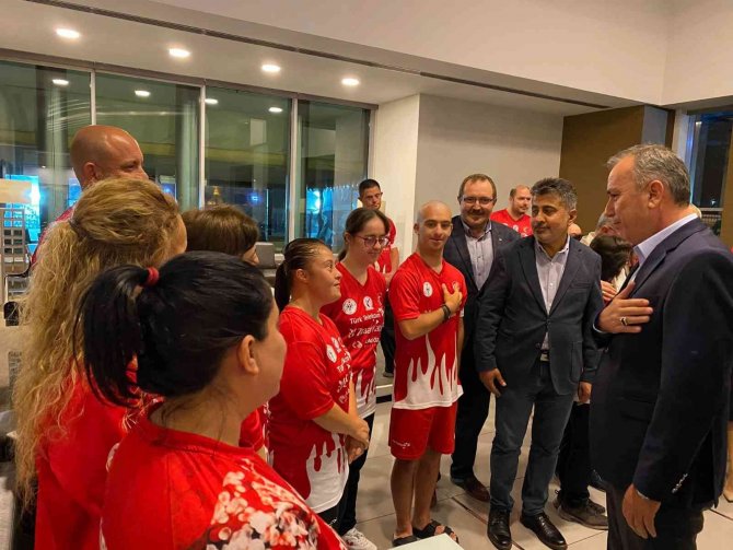 Milli Takım Sporcularından Milletvekili Ceylan’a Madalya Sözü