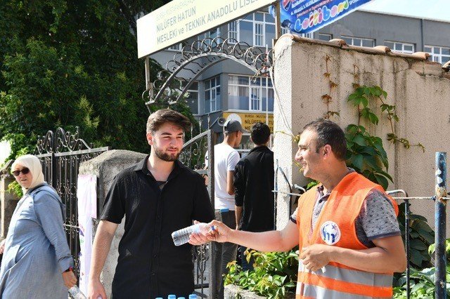 Mustafakemalpaşa Belediyesi Öğrencilere Su Dağıttı