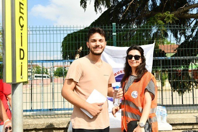 Mustafakemalpaşa Belediyesi Öğrencilere Su Dağıttı