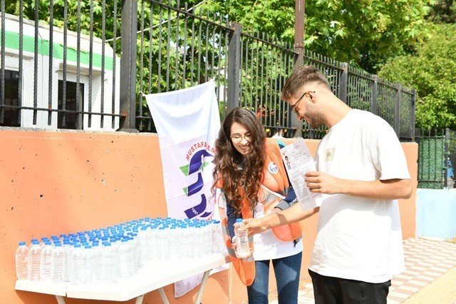 Mustafakemalpaşa Belediyesi Öğrencilere Su Dağıttı