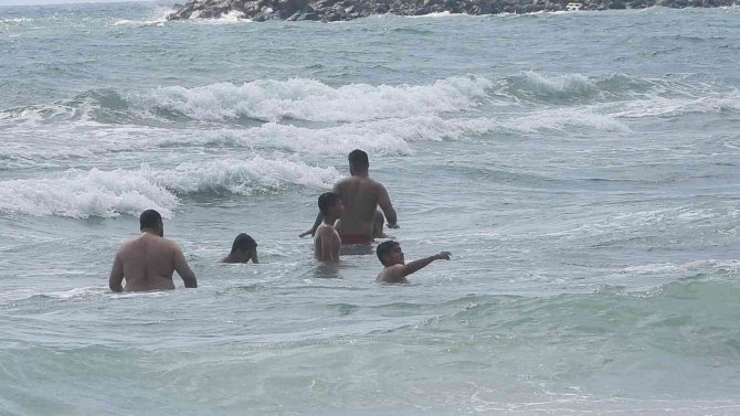 Samandağ’da Denize Giren 6 Kişi Boğulma Tehlikesi Geçirdi