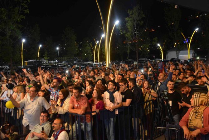 Sahnede Ferdi Tayfur Taklidi Yapan Rafet El Roman Seyircilerden Tam Not Aldı