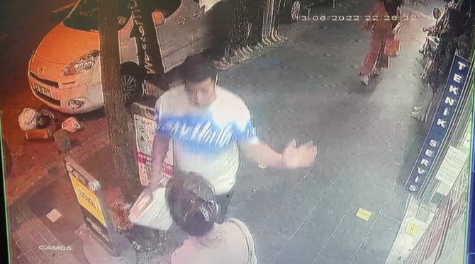 İ̇stanbul’da Akıl Almaz Anlar: Yolda Yürüyen Kadını Tokatladı, Darp Edildi