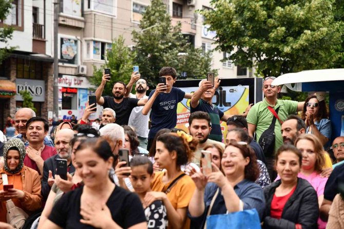 Temizlik Aletlerinden Enstrümanlarla Müzik Yaptılar