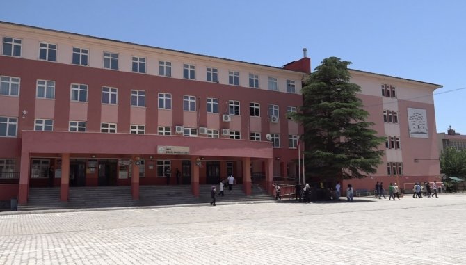 Çocuğunu Okul Kapısında Bekleyen Baba, “Bugün De Babalar Günü İnşallah Bize Güzel Bir Hediye Verecekler”