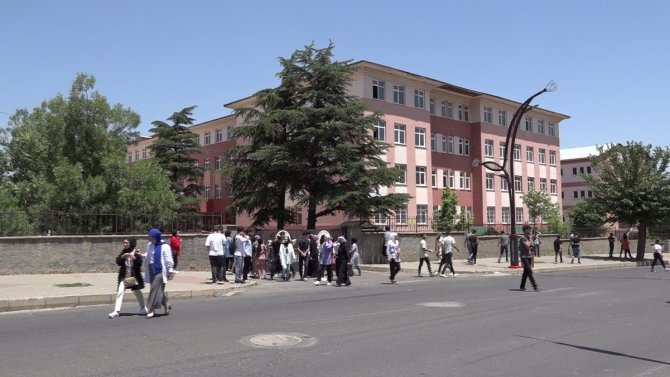 Çocuğunu Okul Kapısında Bekleyen Baba, “Bugün De Babalar Günü İnşallah Bize Güzel Bir Hediye Verecekler”