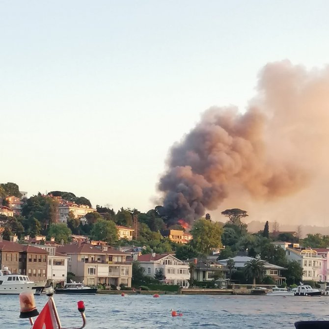 Üsküdar’da 2 Katlı Ahşap Binada Korkutan Yangın