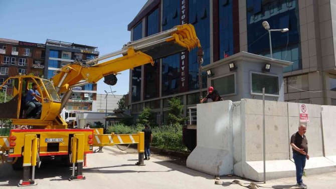 İ̇pekyolu Belediyesi Önündeki Bariyerler Kaldırıldı