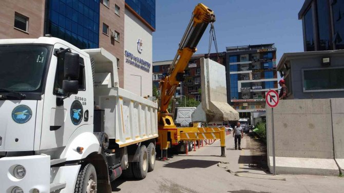 İ̇pekyolu Belediyesi Önündeki Bariyerler Kaldırıldı