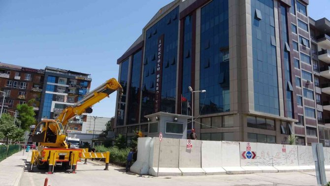 İ̇pekyolu Belediyesi Önündeki Bariyerler Kaldırıldı