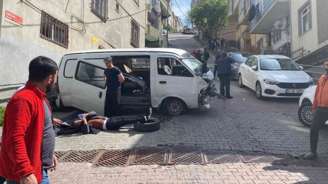 İ̇stanbul’da Korku Dolu Anlar Kamerada: Kontrolden Çıkan Araç Ortalığı Adeta Savaş Alanına Çevirdi