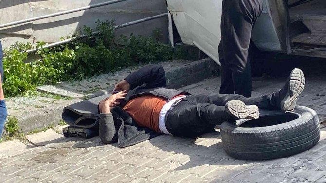 İ̇stanbul’da Korku Dolu Anlar Kamerada: Kontrolden Çıkan Araç Ortalığı Adeta Savaş Alanına Çevirdi