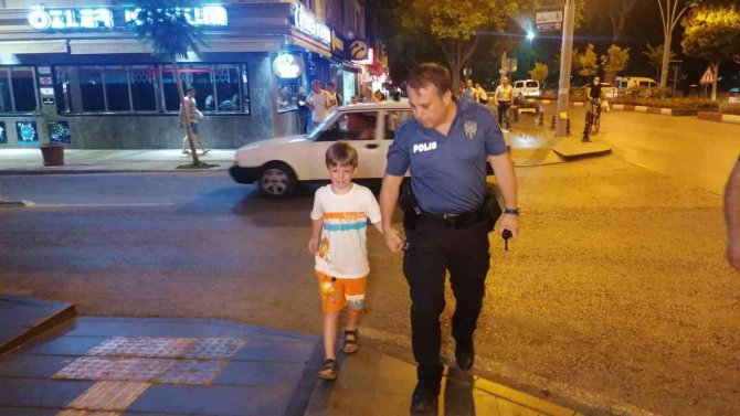 Polis Elinden Tuttuğu Kayıp Rus Çocukla Manavgat Caddelerinde Ailesini Aradı