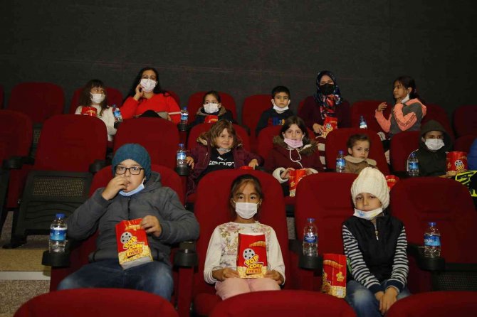 Öğrencilere Karne Hediyesi “Sinema”