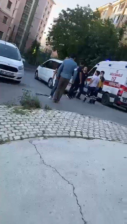 Uyuşturucu Satıcıları Kaçarken Arabayla Polise Çarptı
