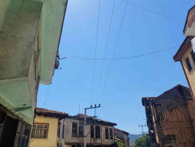 Eşya Taşırken Buzdolabı Yüksek Gerilim Hattına Değdi, Bir Kişi Ağır Yaralandı