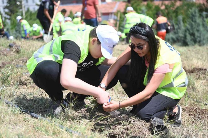 Engelli Öğrenciler 200 Fidanı Toprakla Buluşturdu